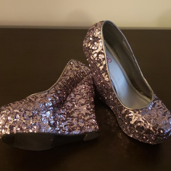 Shoes - Picture 4 of 4